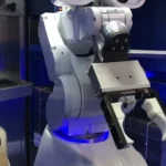 MarvelBoy Softeisroboter mit beeindruckender Beleuchtung, der während einer Performance köstliches Softeis serviert.